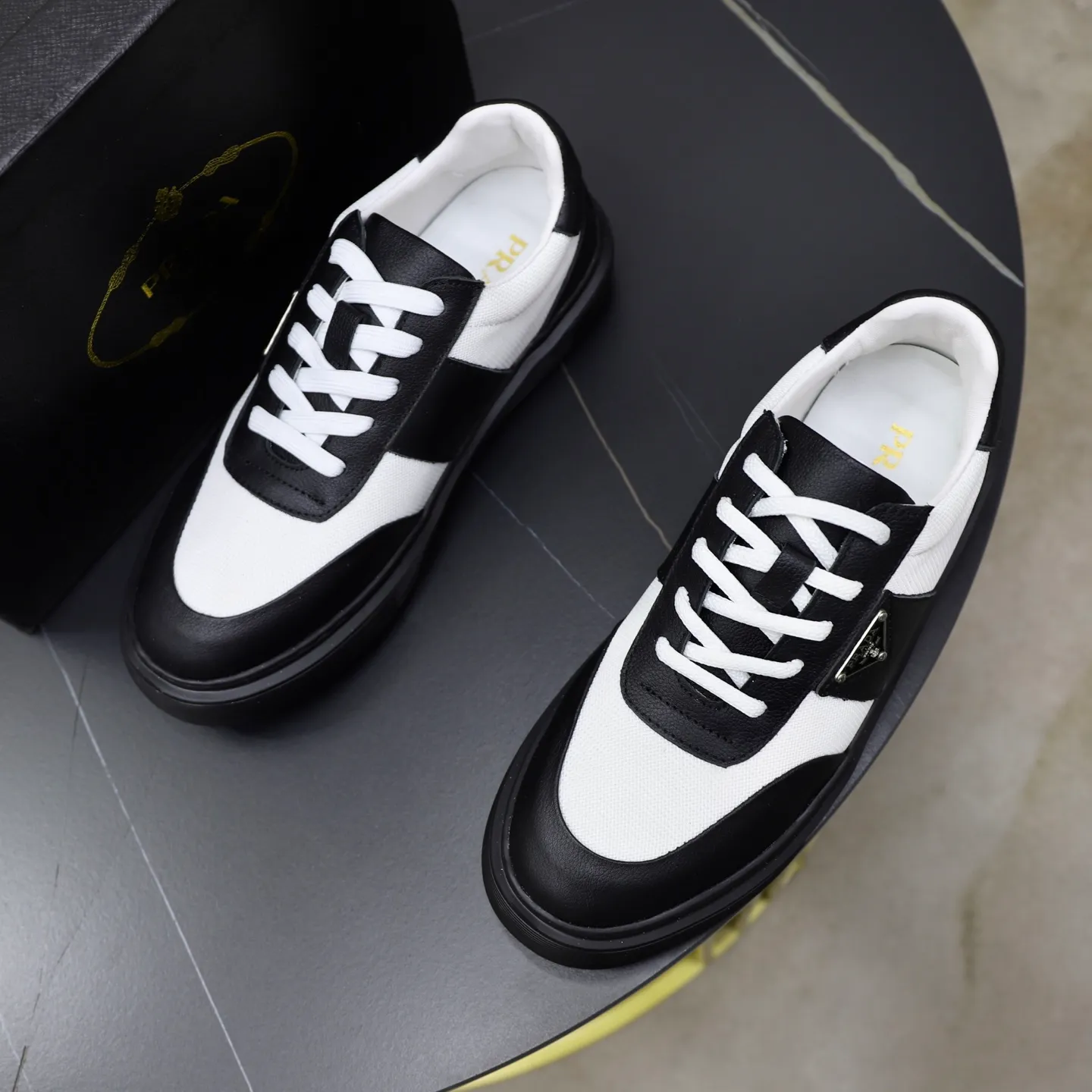 Ex-factory price: 462💰🙅‍♂️🙅‍♂️🙅‍♂️ Brand: PRADA Standard code: 38-44 (45 customized) Grade: Same as the official website Material: Original material splicing Comfortable and breathable lining Lightweight and wear-resistant sports outsole Style category: Men's fashionable casual shoes Running sneakers Distinguished luxury brand elements Top luxury Color: actual picture color